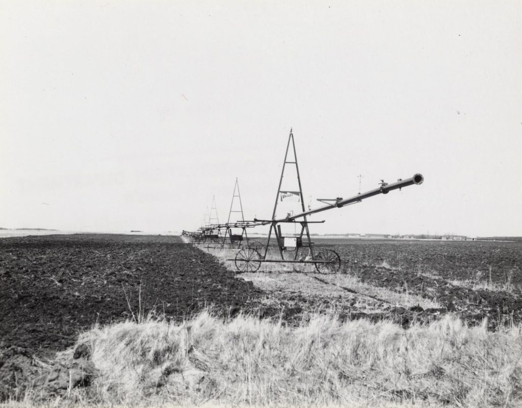 Irrigator self-propelled by water pressure.